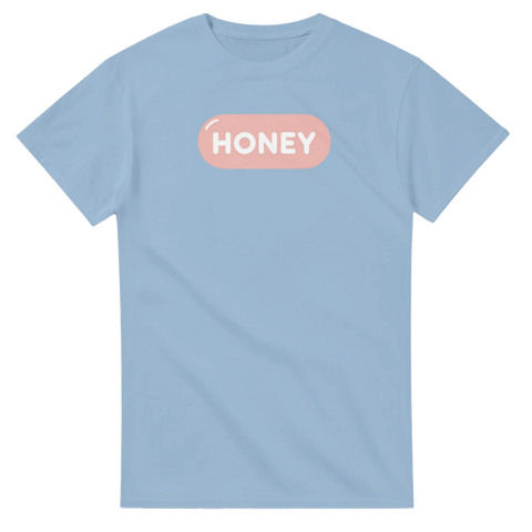 Söt grafisk t-shirt med Honey-logga på ljusblå bakgrund