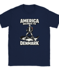 Satiriskt tryck med dansk man i läderjacka på USA-karta, text "America belongs to Denmark", mörkblå t-shirt.