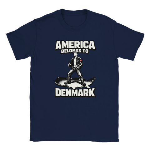 Satiriskt tryck med dansk man i läderjacka på USA-karta, text "America belongs to Denmark", mörkblå t-shirt.