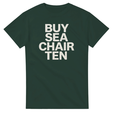 Mörkgrön t-shirt med texten BUY SEA CHAIR TEN i fyra rader.