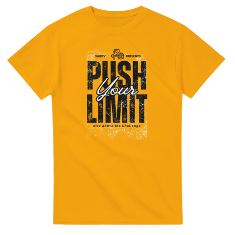 Svart text "Push Your Limit" med hantel på senapsgul t-shirt.