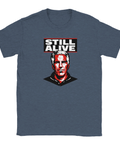 Jeffrey Epstein-porträtt i rött och vitt med texten "STILL ALIVE" på mörkblå t-shirt.