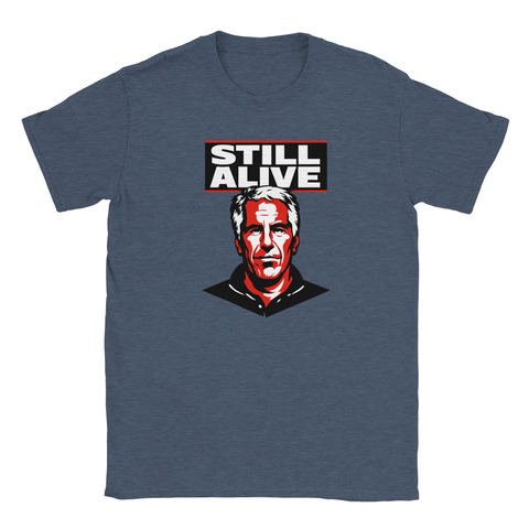 Jeffrey Epstein-porträtt i rött och vitt med texten "STILL ALIVE" på mörkblå t-shirt.