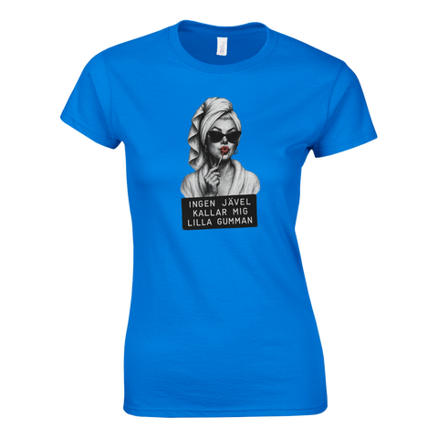 Popkonst kvinna med handduksturban, solglasögon, slickepinne & "Ingen jävel kallar mig lilla gumman" på blå t-shirt.