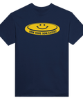 Grafiskt tryck med smiley och citatet Vem vare som kasta – humoristisk t-shirt