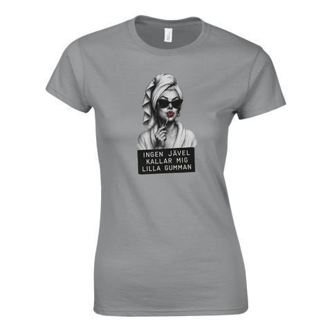 Grå t-shirt med provokativt motiv och texten ingen jävel kallar mig lilla gumman