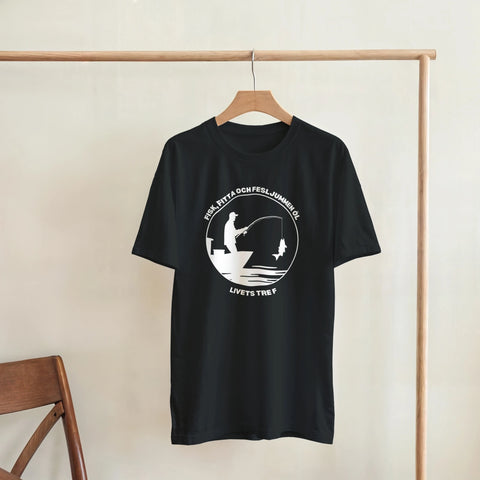 Svart t-shirt med fiskare-motiv och text hängandes på trägalge.