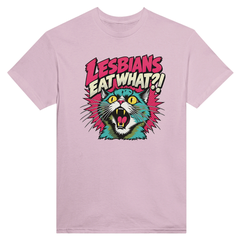 Ljusrosa t-shirt med en färgglad förvånad katt och texten Lesbians Eat What?!.