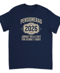 Marinblå t-shirt med grafiskt emblem och text om att gå i pension