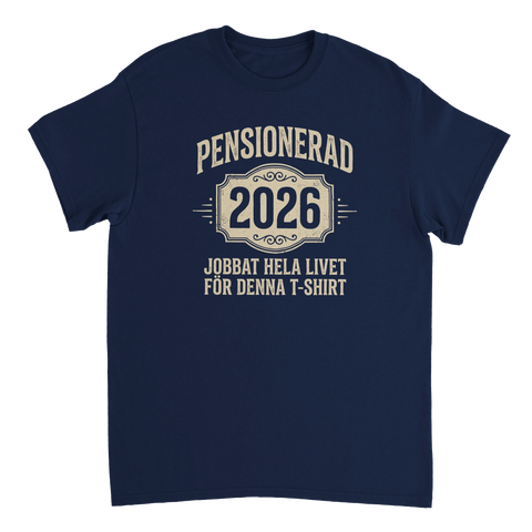Marinblå t-shirt med grafiskt emblem och text om att gå i pension