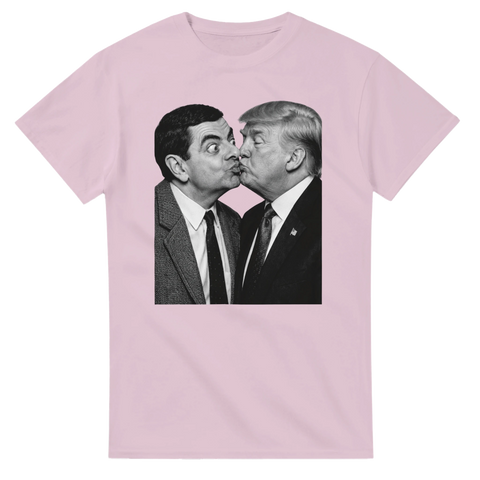 Provokativ t-shirt med surrealistiskt tryck av kända ansikten på rosa tyg