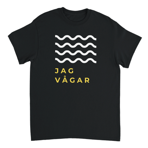 Stilren marin design med vågmönster och gul text på en svart t-shirt