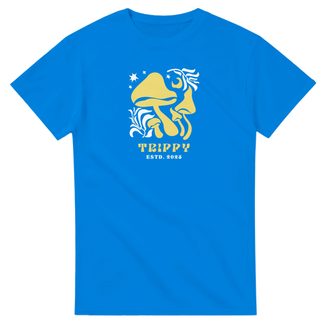 Psykedeliska gula svampar med vita stjärnor och texten "TRIPPY ESTD. 2025" på blå t-shirt.
