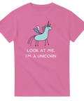 Färgglad enhörning med text på en ljusrosa t-shirt, framifrån.