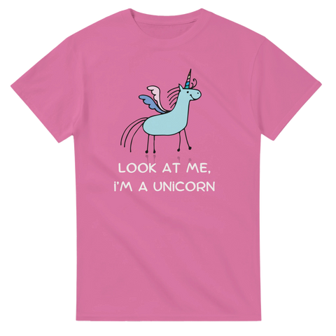 Färgglad enhörning med text på en ljusrosa t-shirt, framifrån.