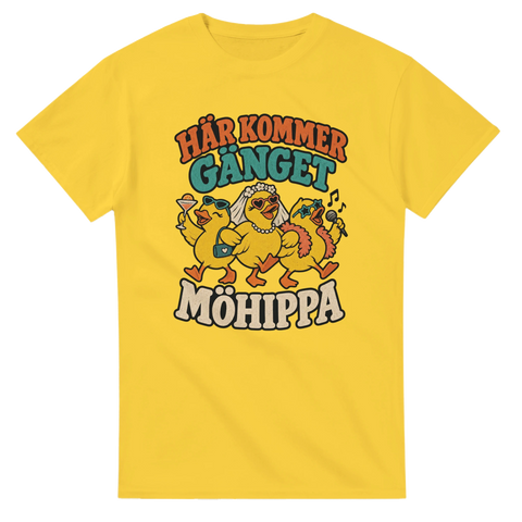 T-shirt with three partying chickens and the Swedish text “Här kommer gänget – Möhippa”