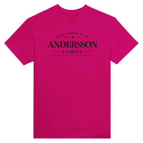Grafisk t-shirt med texten Proud Member of the Andersson Family i cerise