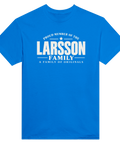 Blå t-shirt med texten Larsson – A Family of Originals