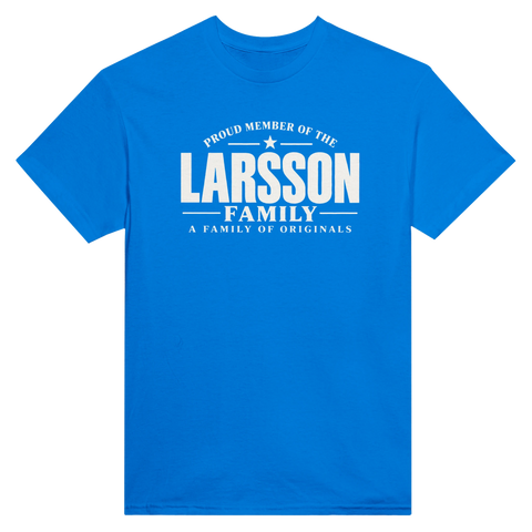 Blå t-shirt med texten Larsson – A Family of Originals