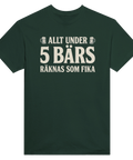 Mörkgrön t-shirt med texten Allt under 5 bärs räknas som fika.