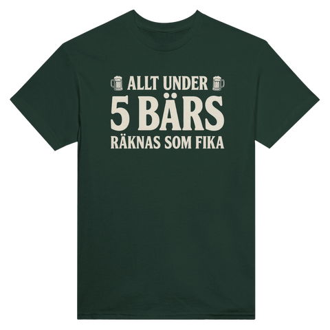 Mörkgrön t-shirt med texten Allt under 5 bärs räknas som fika.