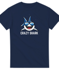 Tecknad haj med solglasögon och text "CRAZY SHARK" på marinblå t-shirt.