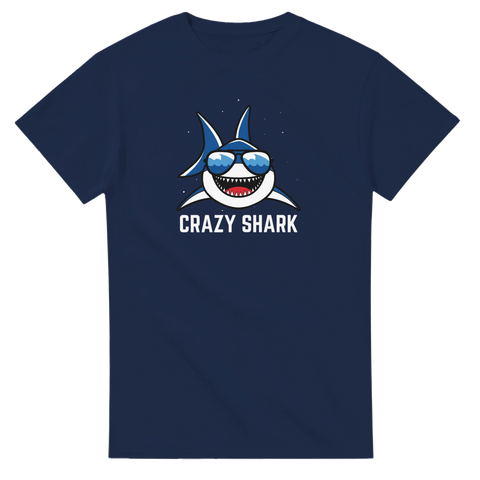 Tecknad haj med solglasögon och text "CRAZY SHARK" på marinblå t-shirt.
