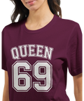 Vit text "QUEEN 69" med dubbel kontur i collegestil på vinröd t-shirt.