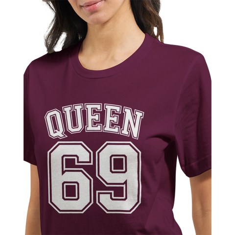 Vit text "QUEEN 69" med dubbel kontur i collegestil på vinröd t-shirt.