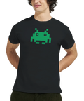 Man bär en svart t-shirt med grönt pixelmotiv från klassiska arkadspel