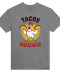 Tecknad kyckling håller tacos, text "Tacos Madafakas" på grå t-shirt.
