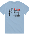 Minimalistisk retro-polis som gör stopptecken – t-shirt med roligt budskap