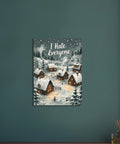 Poster med vintermotiv föreställande rykande skorstenar, granar och små stugor i ett kuperat snölandskap under natten.