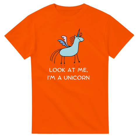 Glad tecknad enhörning med rosa detaljer och text på orange t-shirt.