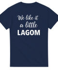 Marinblå t-shirt med uttrycksfull vit typografi och texten We like it a little lagom