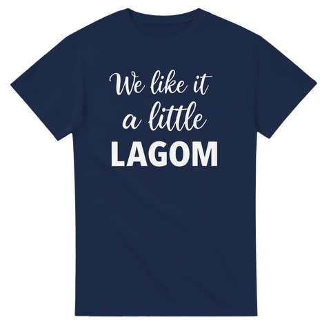 Marinblå t-shirt med uttrycksfull vit typografi och texten We like it a little lagom