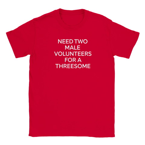 Röd t-shirt med provokativ textdesign och kaxig attityd