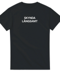 Minimalistisk t-shirt med texten Skynda Långsamt i vit modern typografi