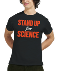 Modell i en svart t-shirt med texten Stand Up for Science i rött och vitt.