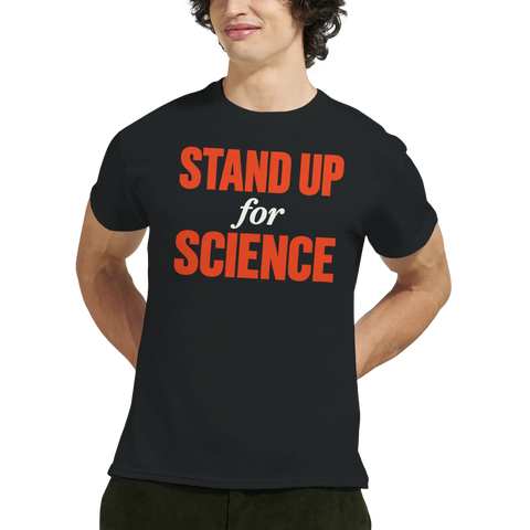Modell i en svart t-shirt med texten Stand Up for Science i rött och vitt.