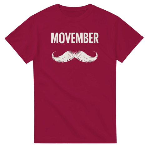 Mörkrosa t-shirt med vitt Movember-tryck och stor mustasch.