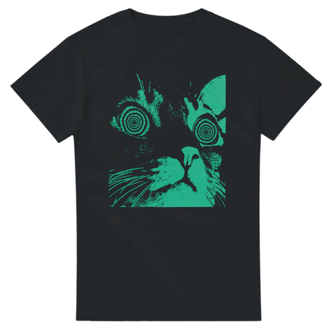 Grafisk illustration av katt med hypnotiska spiralögon på svart t-shirt