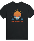 Grafiskt sommarmotiv med solnedgång och hav på svart t-shirt