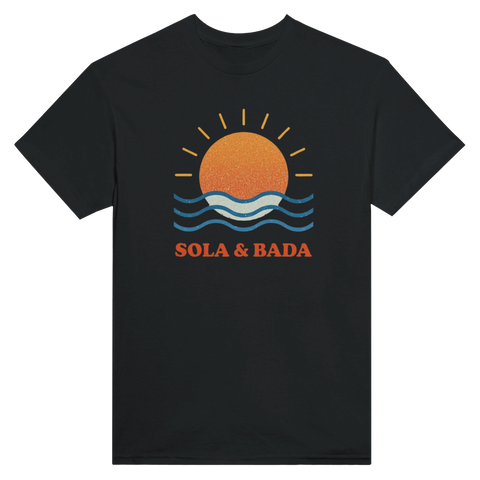 Grafiskt sommarmotiv med solnedgång och hav på svart t-shirt