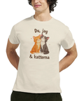 Tecknade katter, orange och grå, med text "Du, jag & katterna" på krämvit t-shirt.