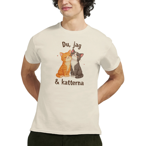 Tecknade katter, orange och grå, med text "Du, jag & katterna" på krämvit t-shirt.
