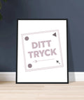 Inramad personlig poster med eget tryck i svart träram mot blå vägg