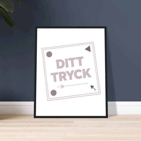 Inramad personlig poster med eget tryck i svart träram mot blå vägg