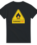 Varningsskylt med eld och text "VARNING! HET" på svart t-shirt.