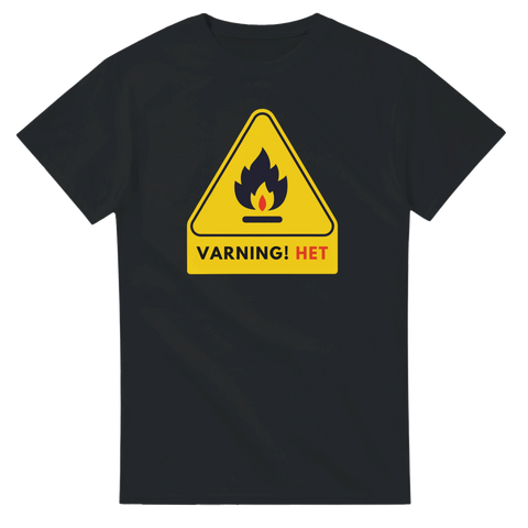 Varningsskylt med eld och text "VARNING! HET" på svart t-shirt.